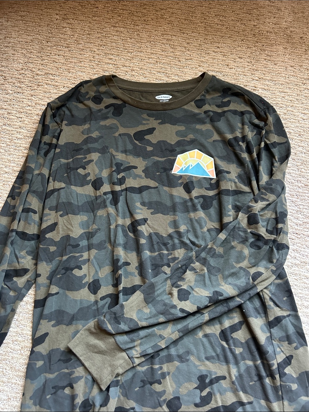 Old Navy Men's Camouflage Long Sleeve Tee with Mountain Patch - Olive/Black
